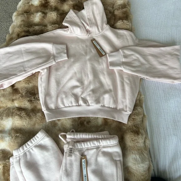 SKIMS Light Pink Hoodie and Jogger Set - Picture 2 of 11
